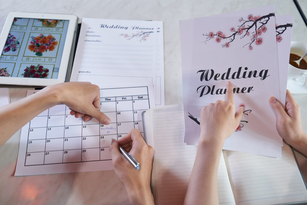 coordinadora de bodas revisando agenda con novia