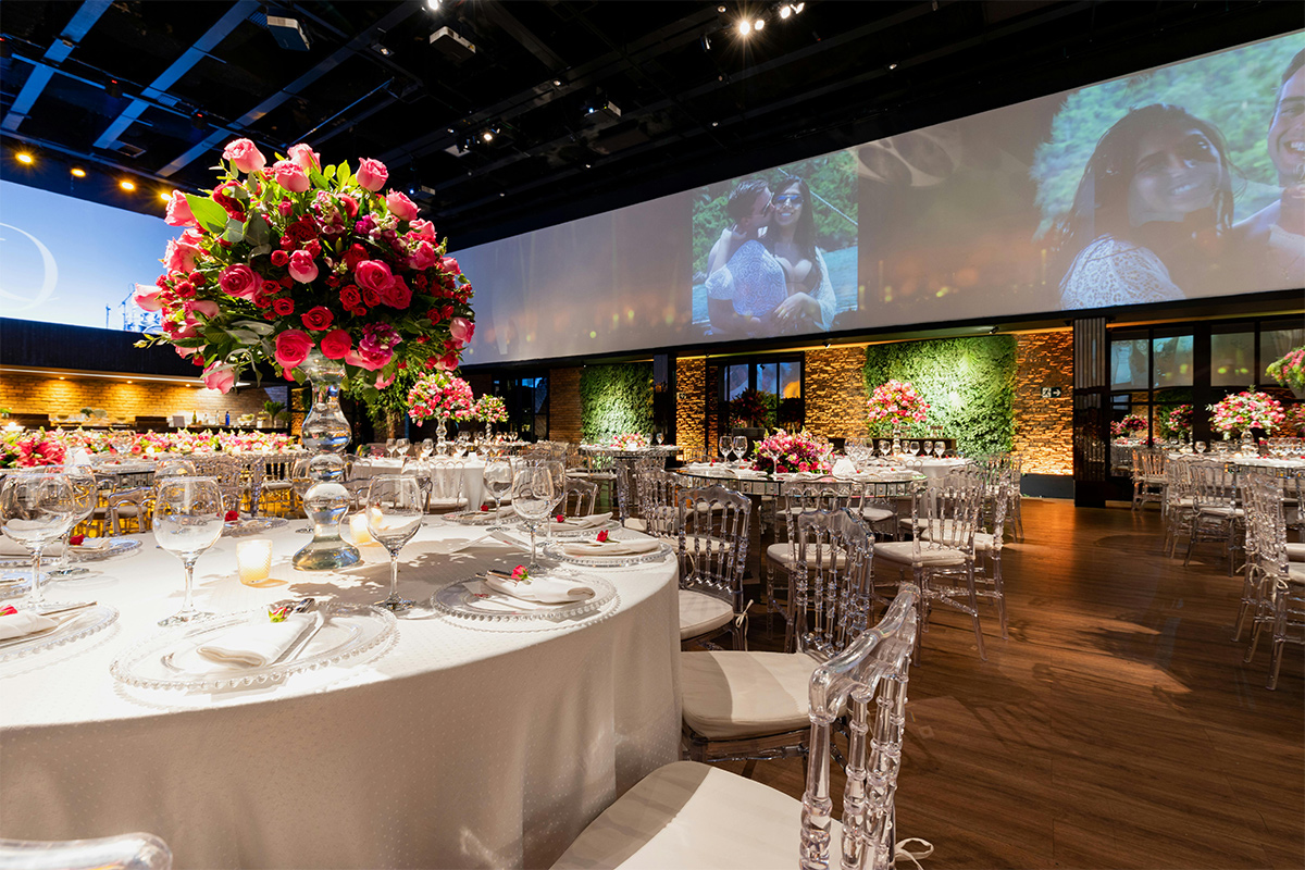 salón de bodas elegante con decoración floral y mesas