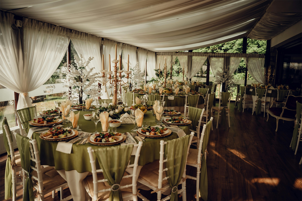 mesas de boda con platillos elegantes y presentación cuidada