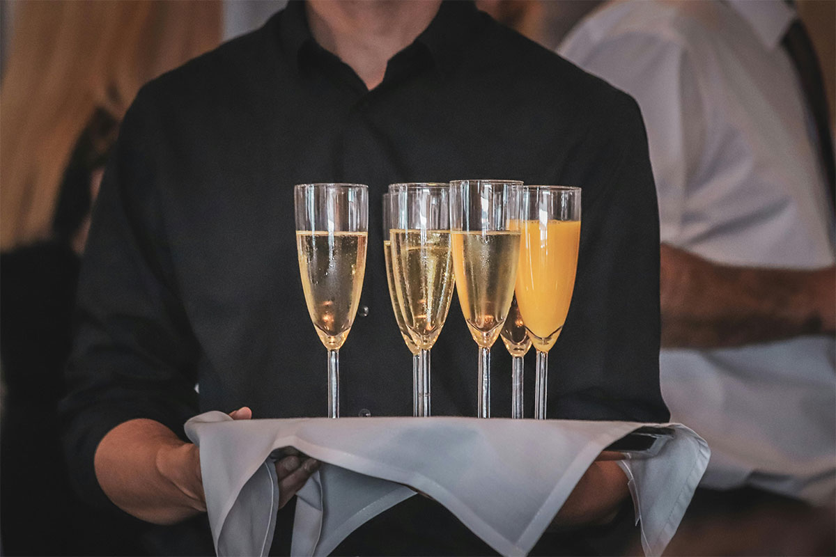 cócteles de bienvenida servidos en charola elegante para evento