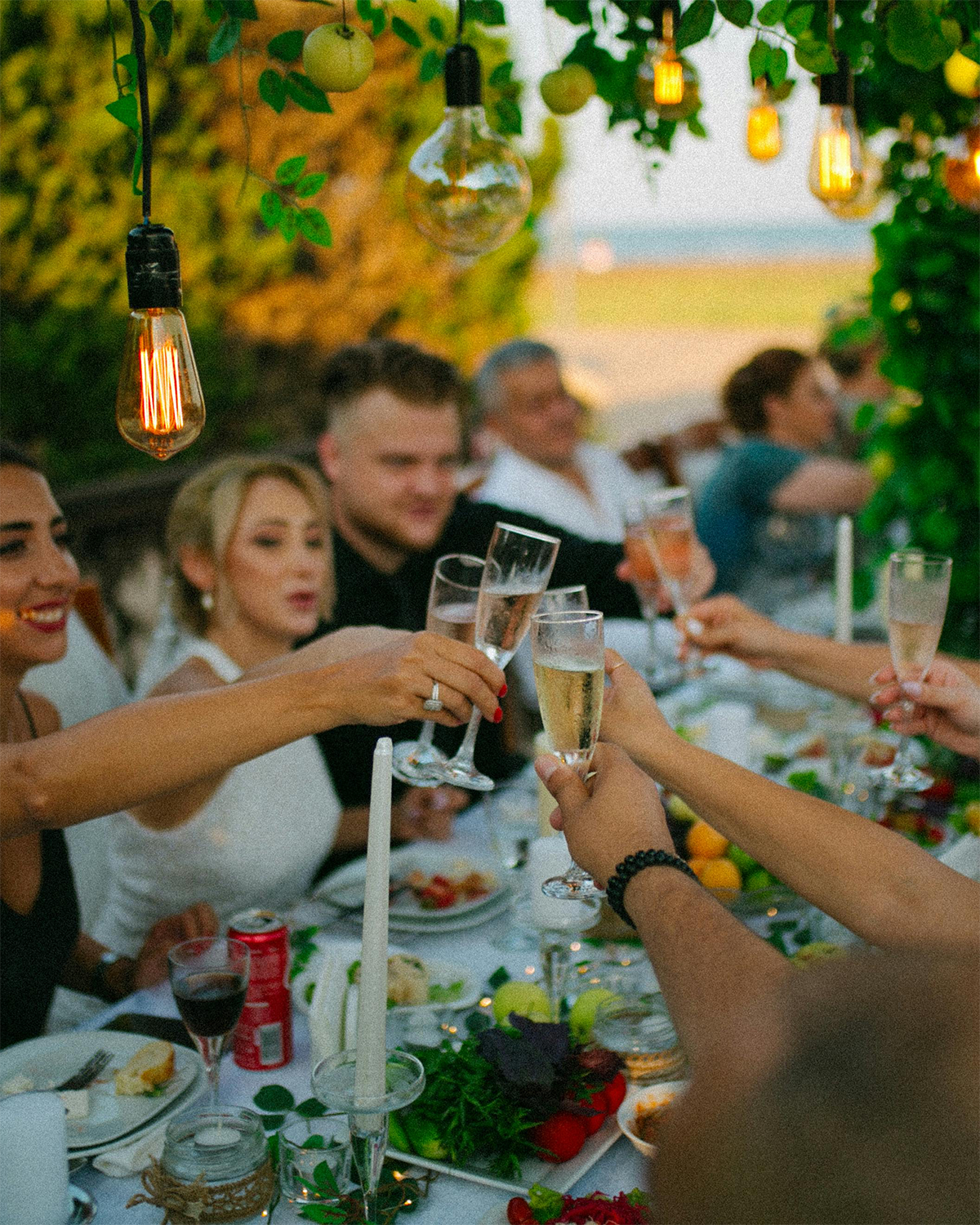 servicio family style en boda con fuentes al centro de la mesa